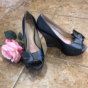 Paris Hilton Shelly pump in gray